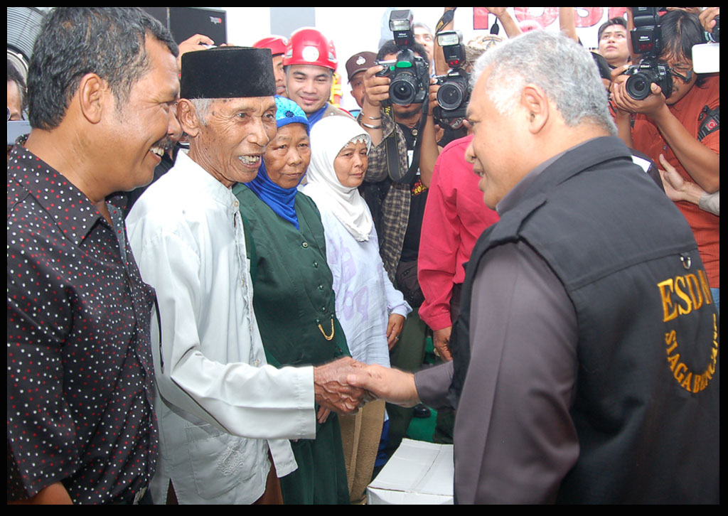 Menteri ESDM Serahkan Bantuan Kepada 650 KK Korban Banjir di Semarang